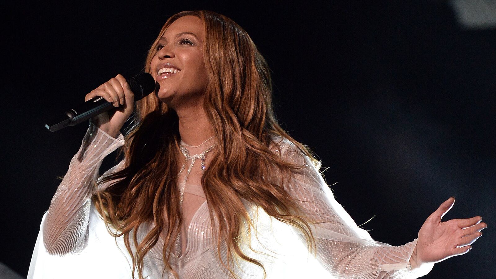 articles/2015/10/30/becoming-beyonc-biography-s-wildest-claims/151030-zimmerman-beyonce-tease_fpjwqz