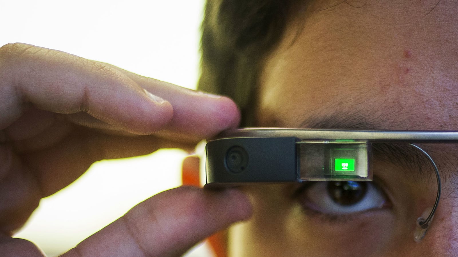 cheats/2014/10/15/google-glass-use-addicts-man-to-internet/141014-google-glass-cheat_gv44n1