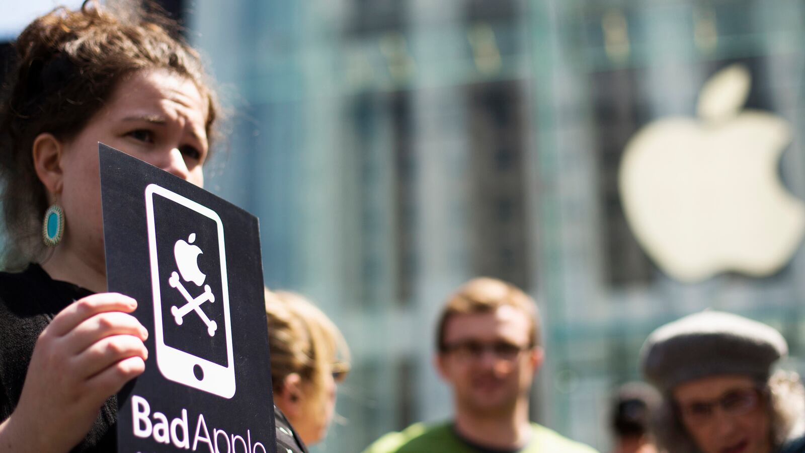 cheats/2014/08/14/apple-bans-toxins-in-iphone/140814-iphone-cheat_hhbv7o