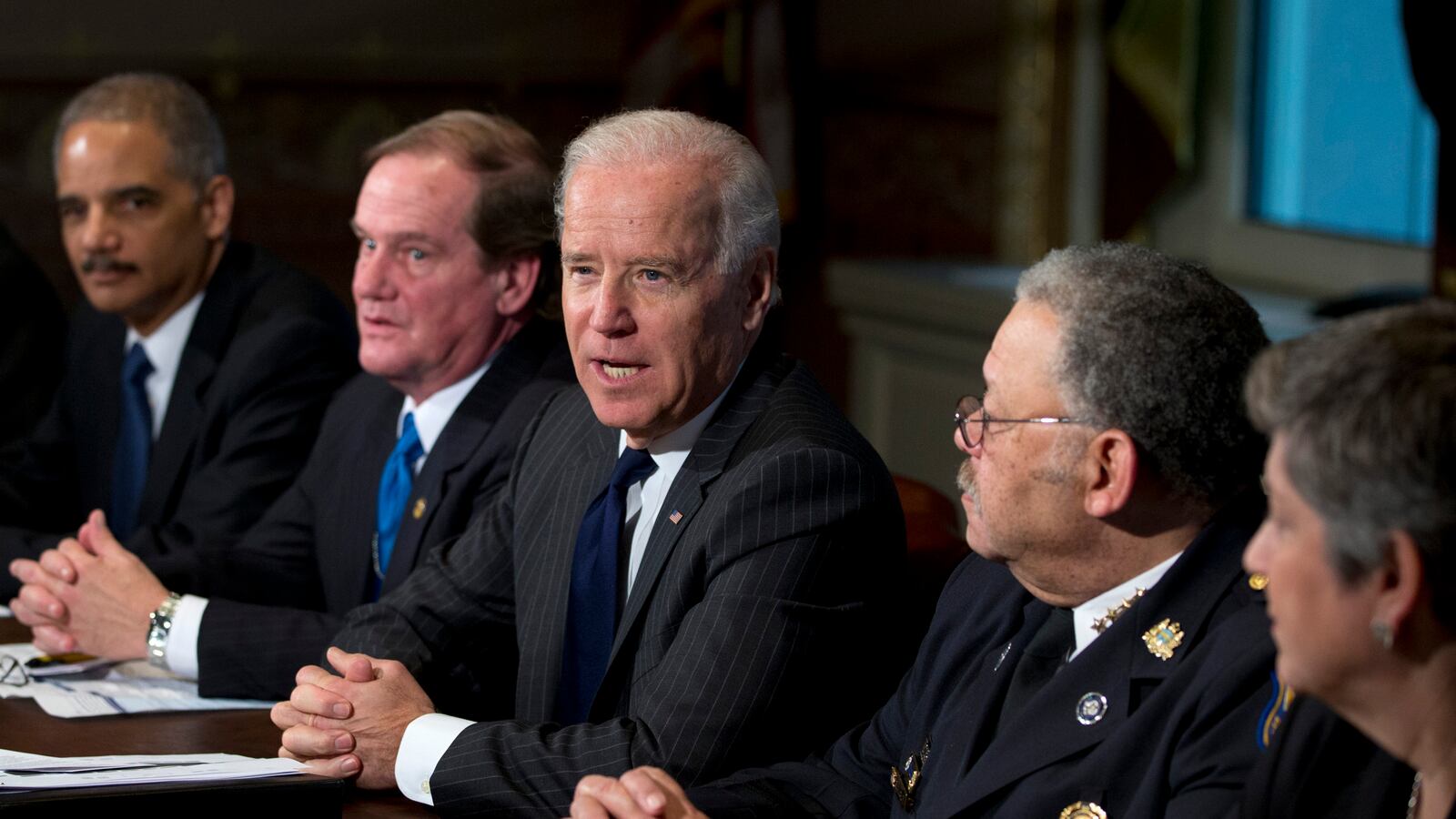 cheats/2013/01/06/white-house-weighs-broad-gun-control/biden-white-house-weighs-gun-control-cheat_rbqlnp
