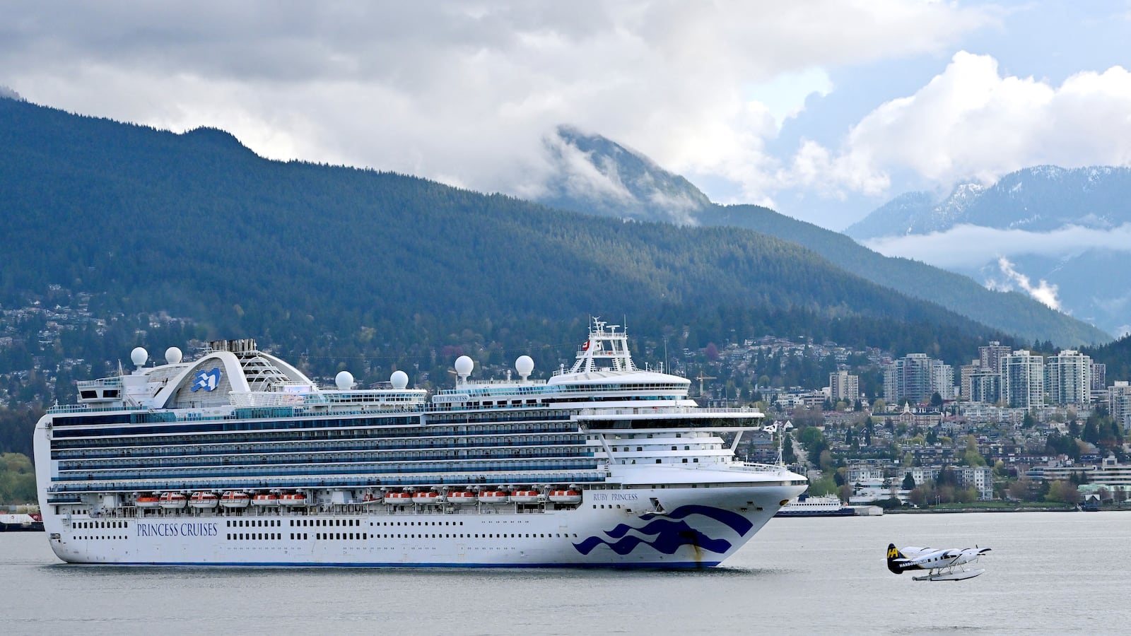 2022-04-27T212352Z_2008164099_RC2RVT9EQCUB_RTRMADP_3_HEALTH-CORONAVIRUS-CANADA-TOURISM_imnuun