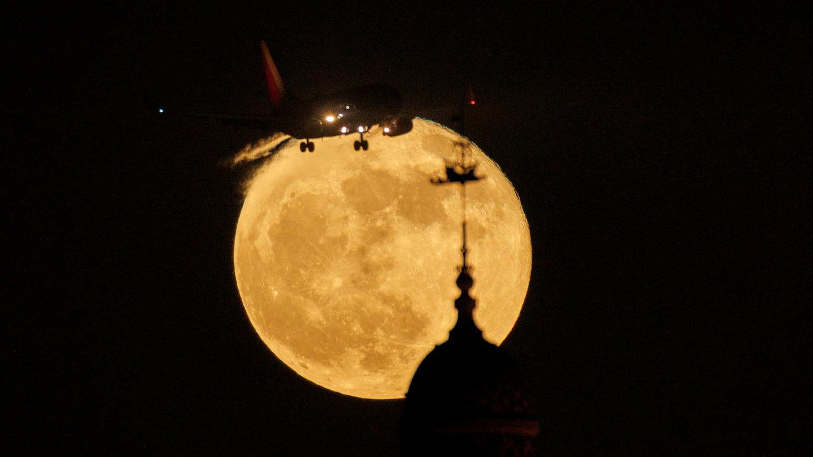 2022-06-15T051249Z_812529554_RC25SU94WGGK_RTRMADP_3_SUPERMOON-SIGHTING-USA_z6slib