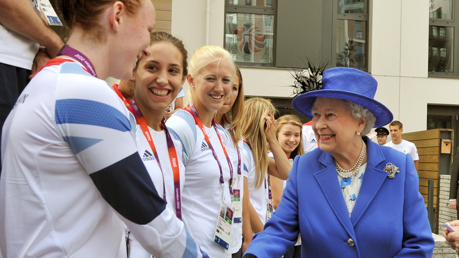cheats/2012/07/28/queen-a-hit-among-athletes/queen-elizabeth-olympic-village-cheat_jzsogc