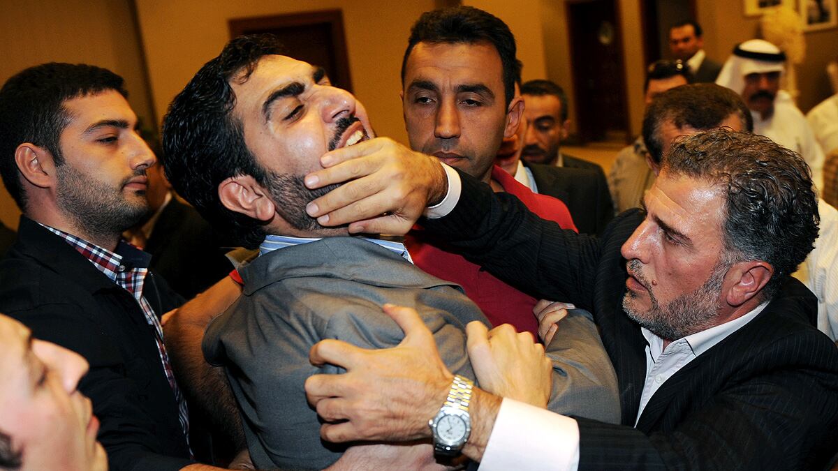 articles/2011/11/06/bashar-al-assad-tries-to-control-media-facebook-in-syria-crackdown/syria-turkey-protest-cheat_zlokwr