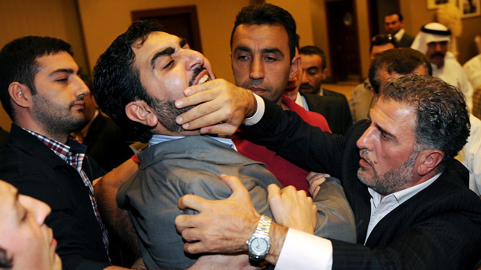 articles/2011/11/06/bashar-al-assad-tries-to-control-media-facebook-in-syria-crackdown/syria-turkey-protest-cheat_zlokwr