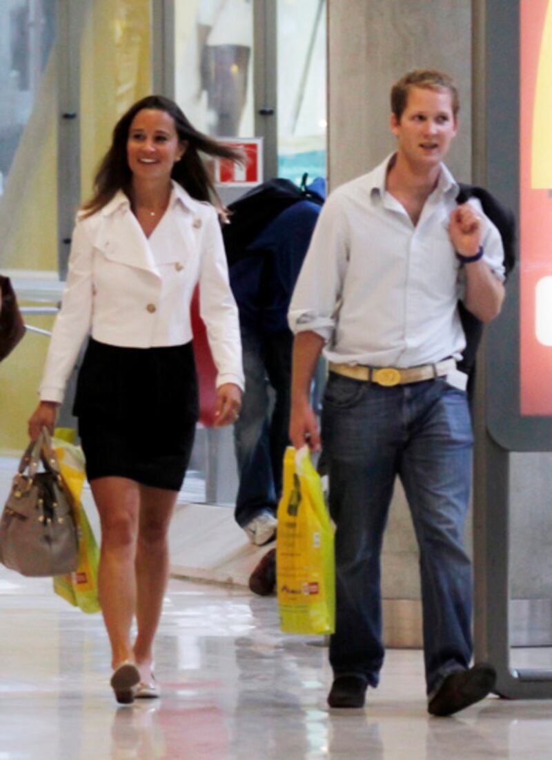 galleries/2011/12/16/pippa-middletons-year-in-romance-photos/pippa-middleton-madrid-with-percy_rphtgn