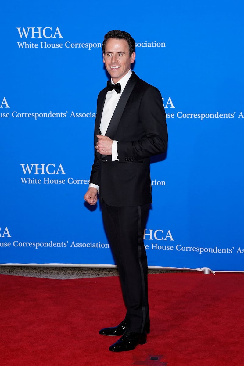 Mentalist Oz Pearlman, the headline entertainer for the evening, poses on the red carpet for the 2026 White House Correspondents' Association (WHCA) dinner in Washington, D.C.