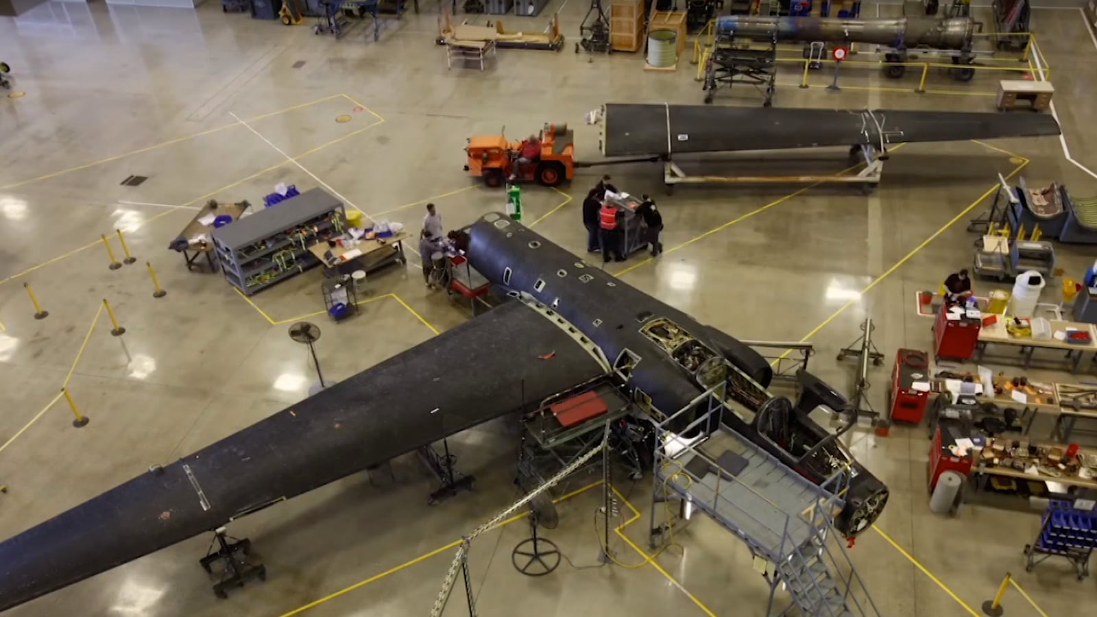 videos/2015/12/04/disassembling-a-u-2-spy-plane/151204-sayed-spy-plane_i6q2w6
