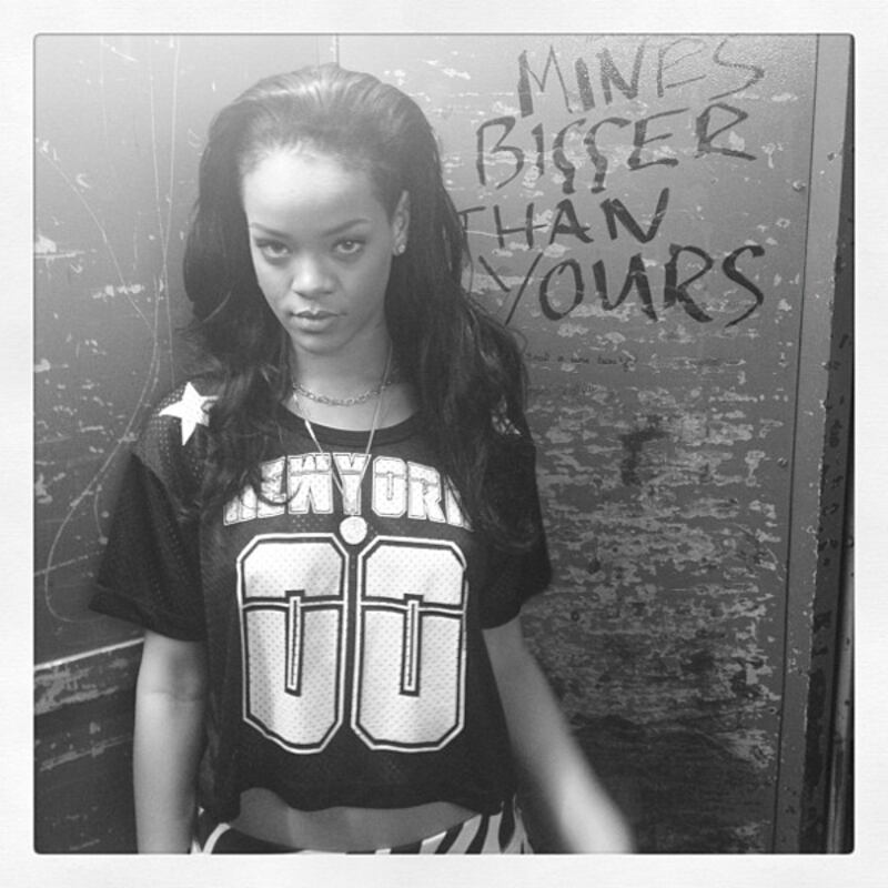 galleries/2012/06/24/lindsay-lohan-rihanna-more-celebrity-twitter-pictures-photos/twitpics-rihanna_va6esf