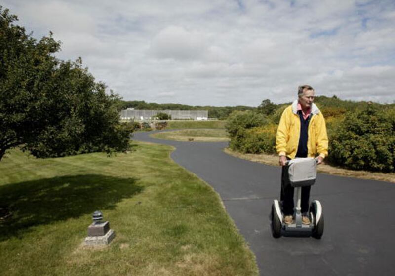 galleries/2009/06/11/george-bush-sr-s-birthday/george-bush-birthday---segway_gip4cs