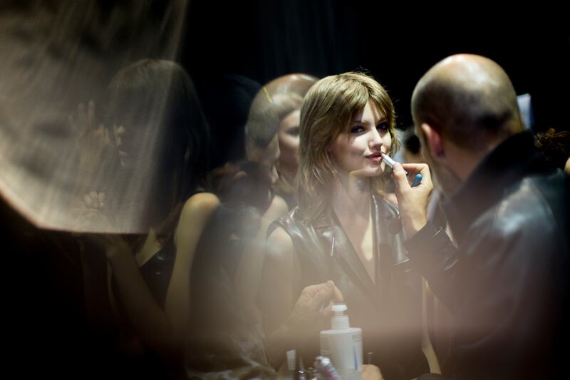 galleries/2013/10/03/best-of-backstage-at-paris-spring-summer-2014-photos/131002-paris-fashion12_yeu91f