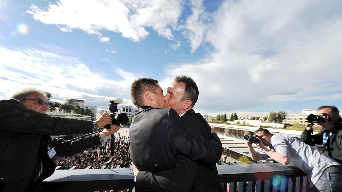 cheats/2013/05/30/france-has-first-gay-wedding/gay-marriage-france-cheat_cf6xnj