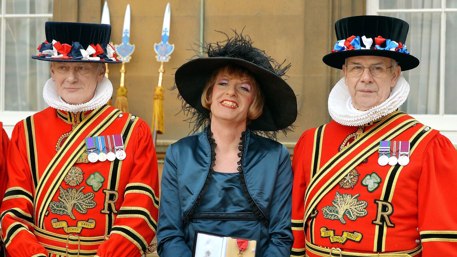 articles/2014/01/24/transvestite-artist-grayson-perry-attends-palace-investiture-in-a-dress/140124-grayson-sykes-palace_yiknxs