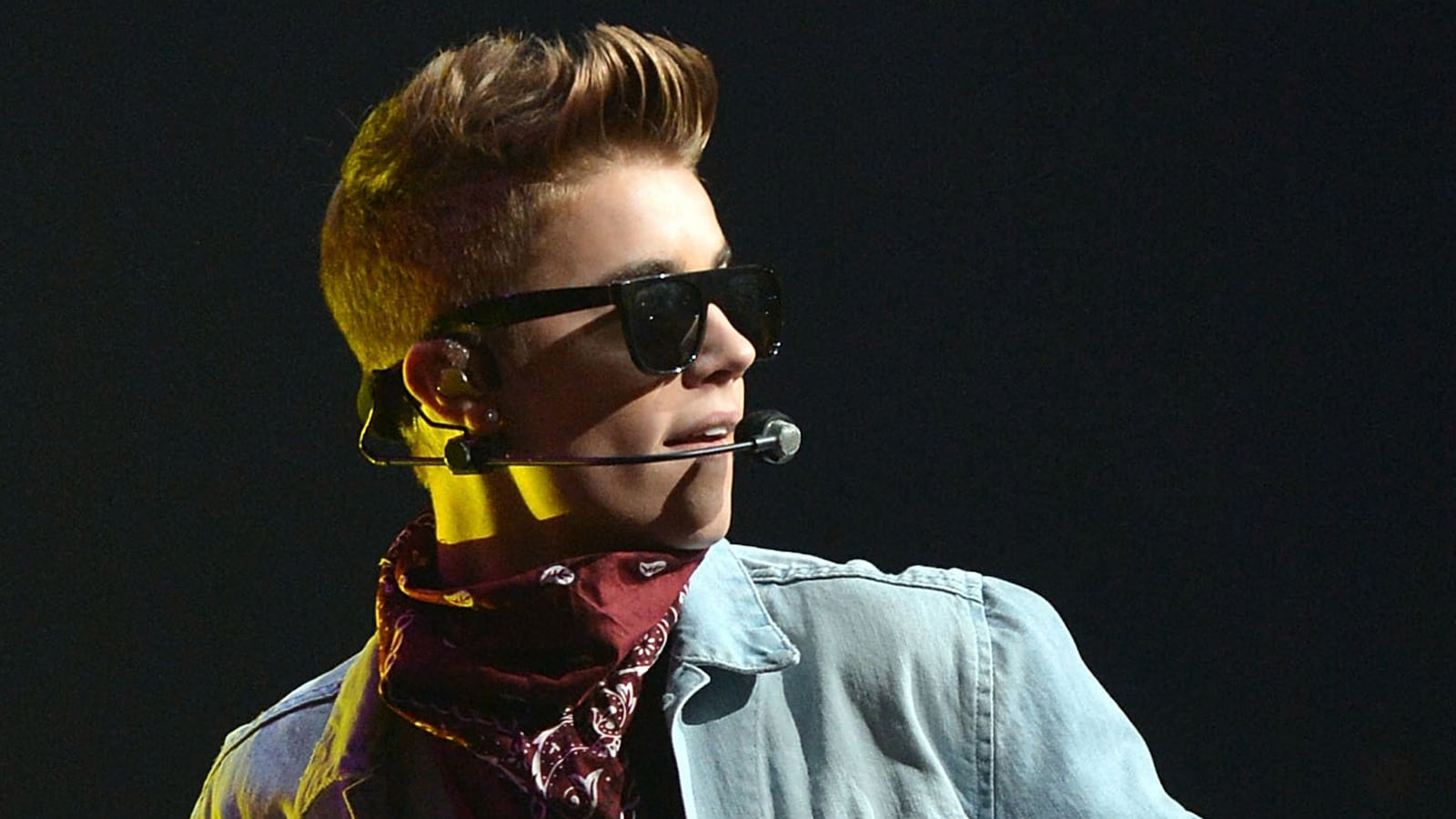 cheats/2013/01/11/bieber-sued-by-bodyguard/130111-biebs-sued-bodyguard-cheat_zley2q