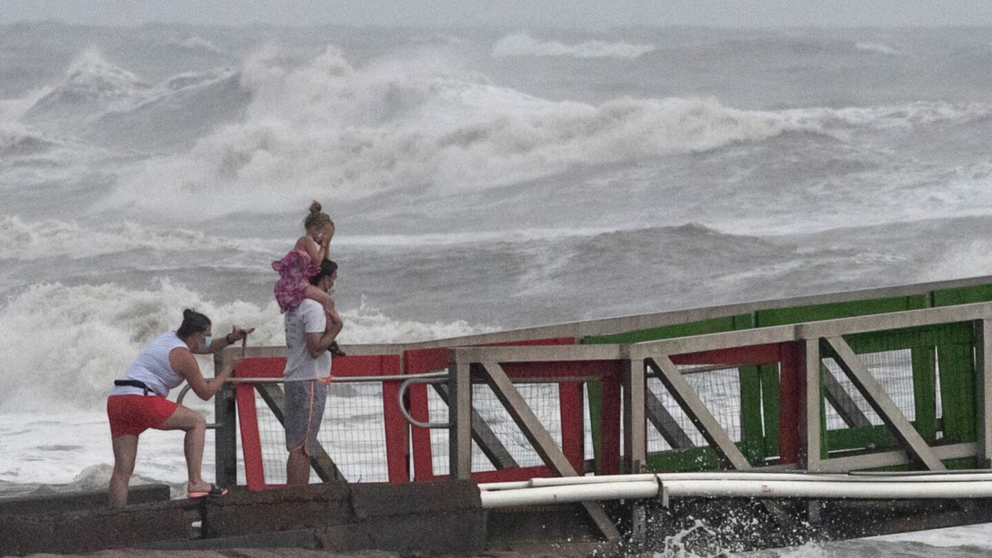 2020-07-25T215226Z_1728730215_RC2L0I98LFV2_RTRMADP_3_STORM-HANNA-TEXAS_rpzmpr