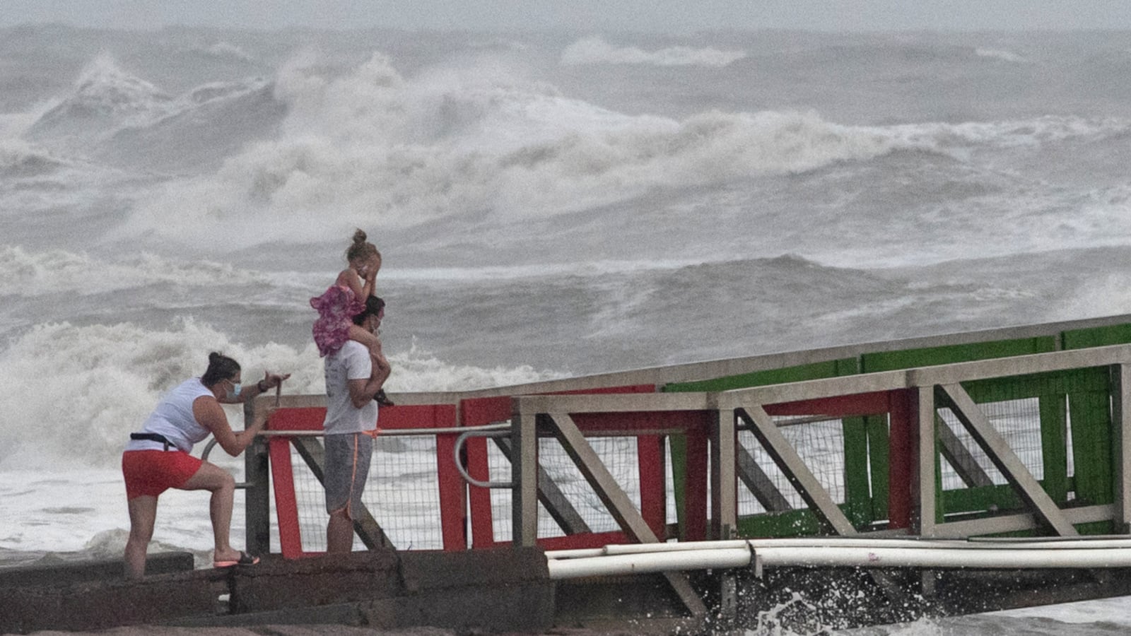 2020-07-25T215226Z_1728730215_RC2L0I98LFV2_RTRMADP_3_STORM-HANNA-TEXAS_rpzmpr