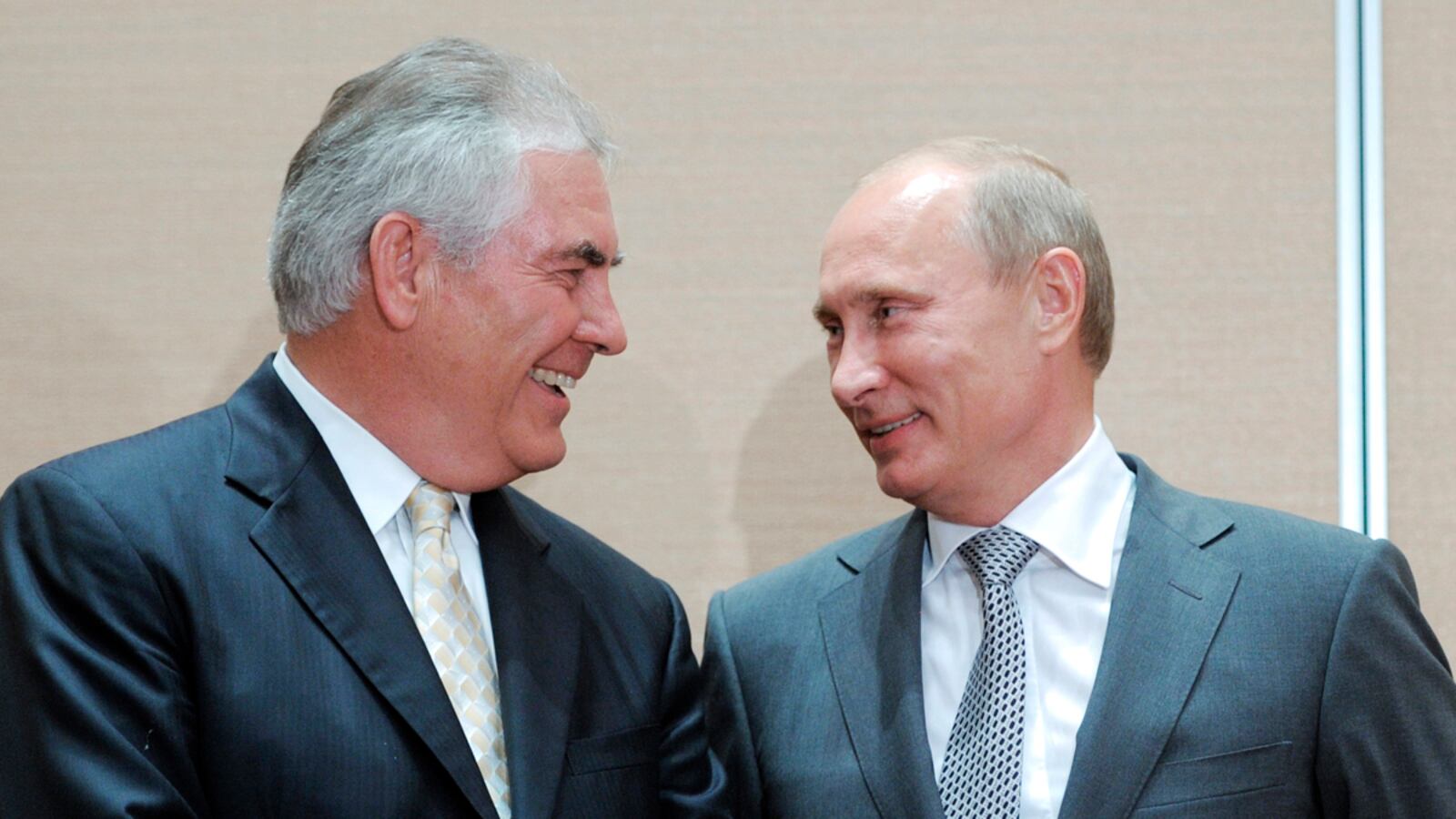 cheats/2011/08/30/exxon-nabs-huge-russian-oil-deal/exxon-oil-russia-cs_scnpjg