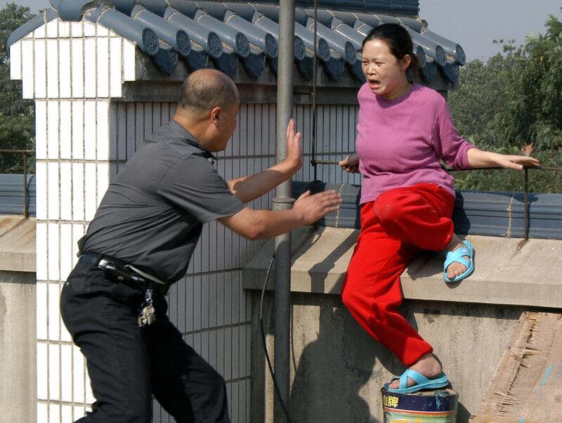 galleries/2012/06/21/china-s-dramatic-suicide-rescues-photos/china-suicide-rescues-6_jmqscv