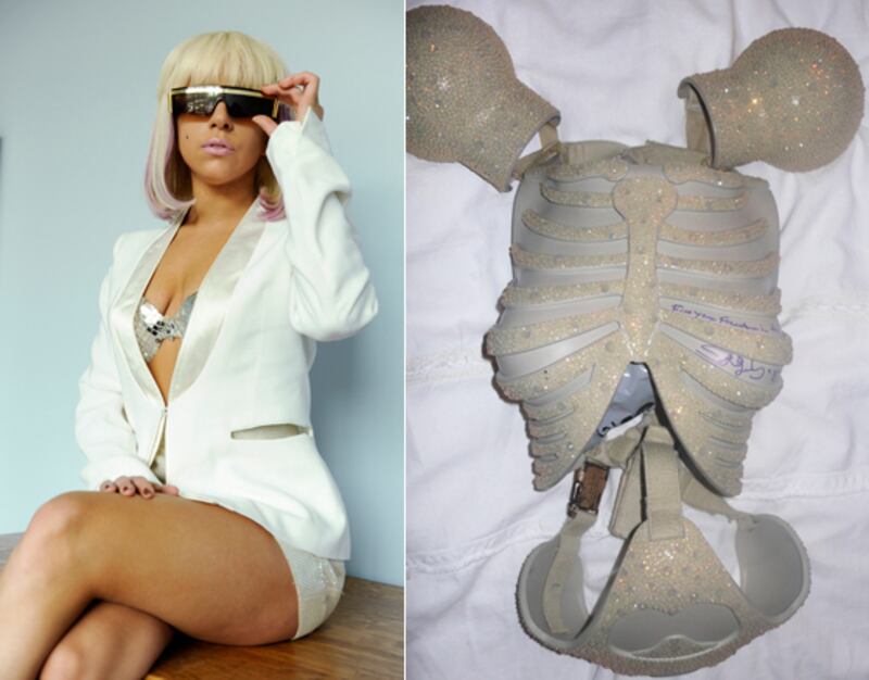 galleries/2010/02/19/a-list-auction-for-haiti/celebrity-haiti-donations---gaga_nlvfuk