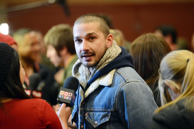 galleries/2011/12/09/alec-baldwin-s-flight-tantrum-more-of-his-famous-feuds-photos/130305-shia-lebouf-theatre-tweet-baldwin-feud_x0o5o5