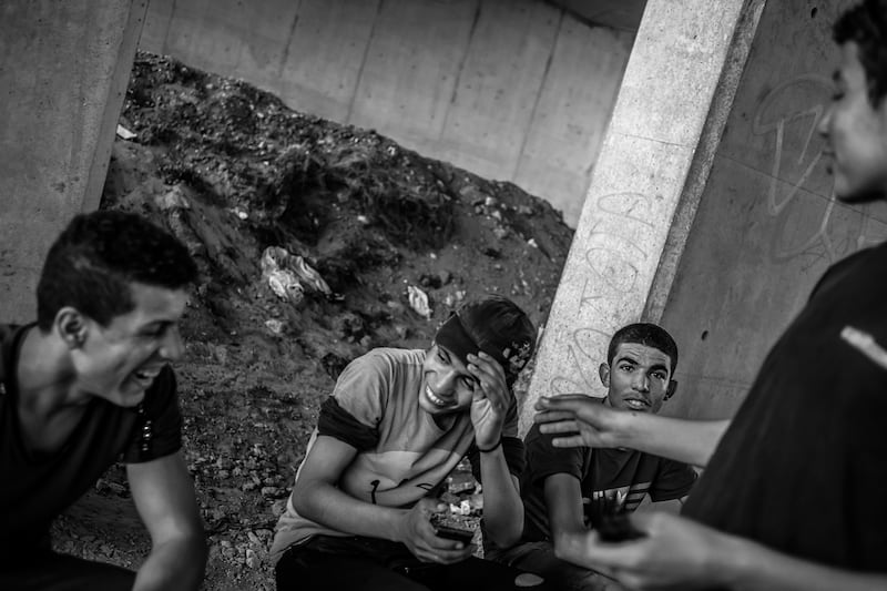 galleries/2015/08/28/inside-calais-photos/150829-beals-migrants3_ttckjv