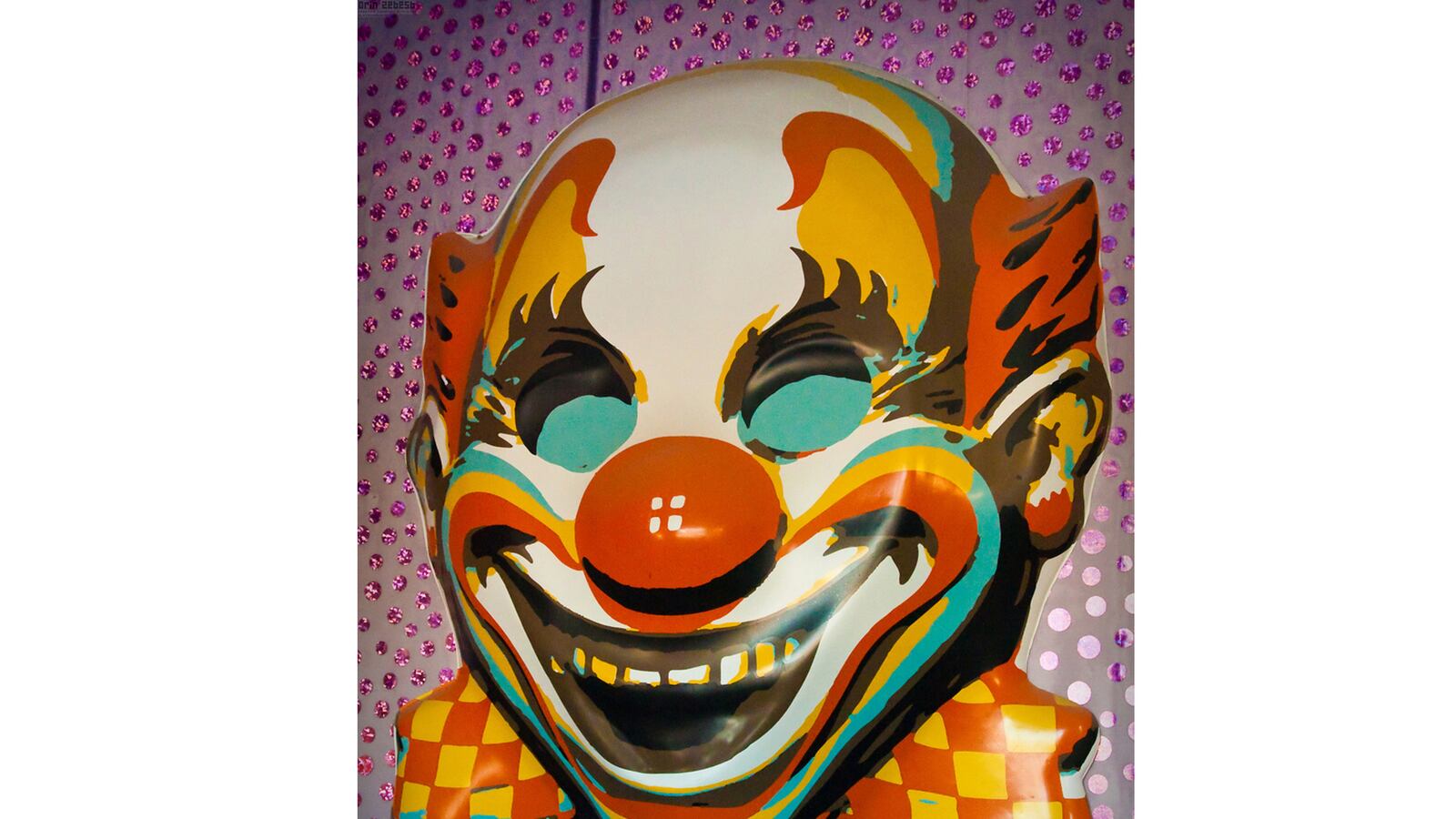 cheats/2013/10/30/clown-dangles-child-over-railroad/131030-clown-cheat_hcgytw