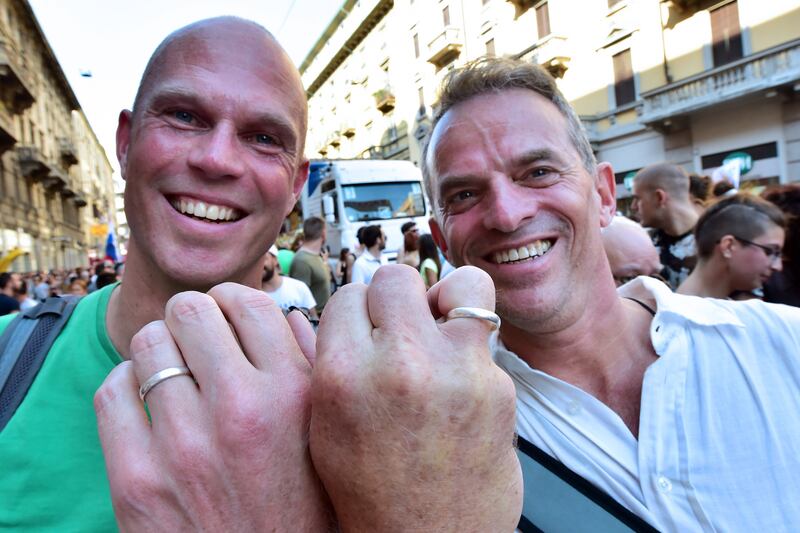 galleries/2015/06/27/gay-pride-weekend-worldwide-photos/150627-gay-pride-world-05_vhbw7q