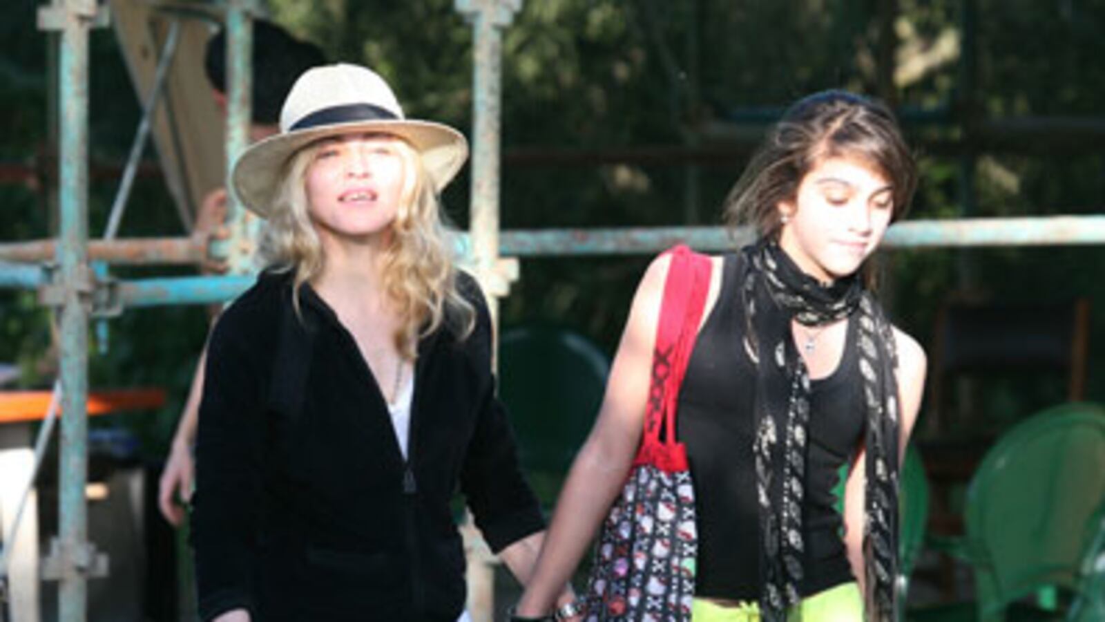 cheats/2009/03/30/madonna-arrives-in-malawi-1/madona-malawi_paxbpf