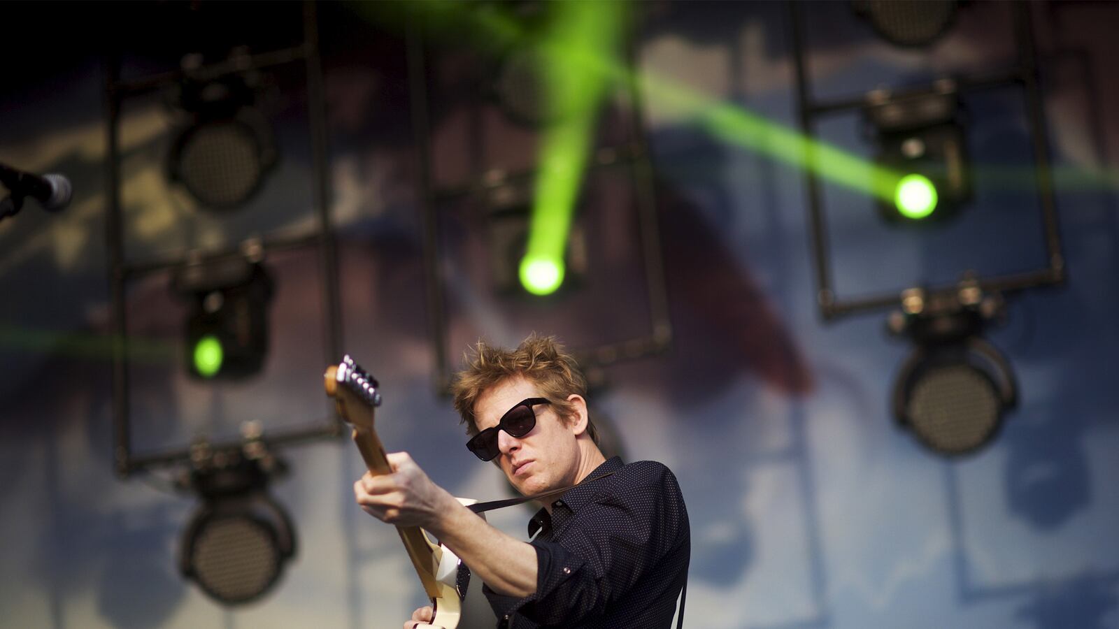 articles/2015/06/22/spoon-cover-band-plays-spoon-shows-up/150621-collins-spoon-cover-tease_ikbthr