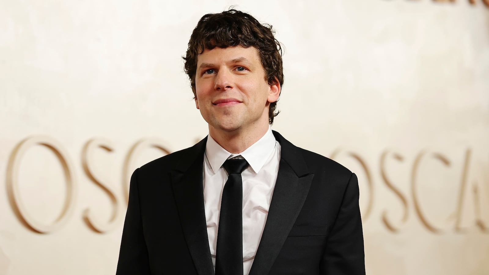 HOLLYWOOD, CALIFORNIA - MARCH 02: Jesse Eisenberg attends the 97th Annual Oscars at Dolby Theatre on March 02, 2025 in Hollywood, California.