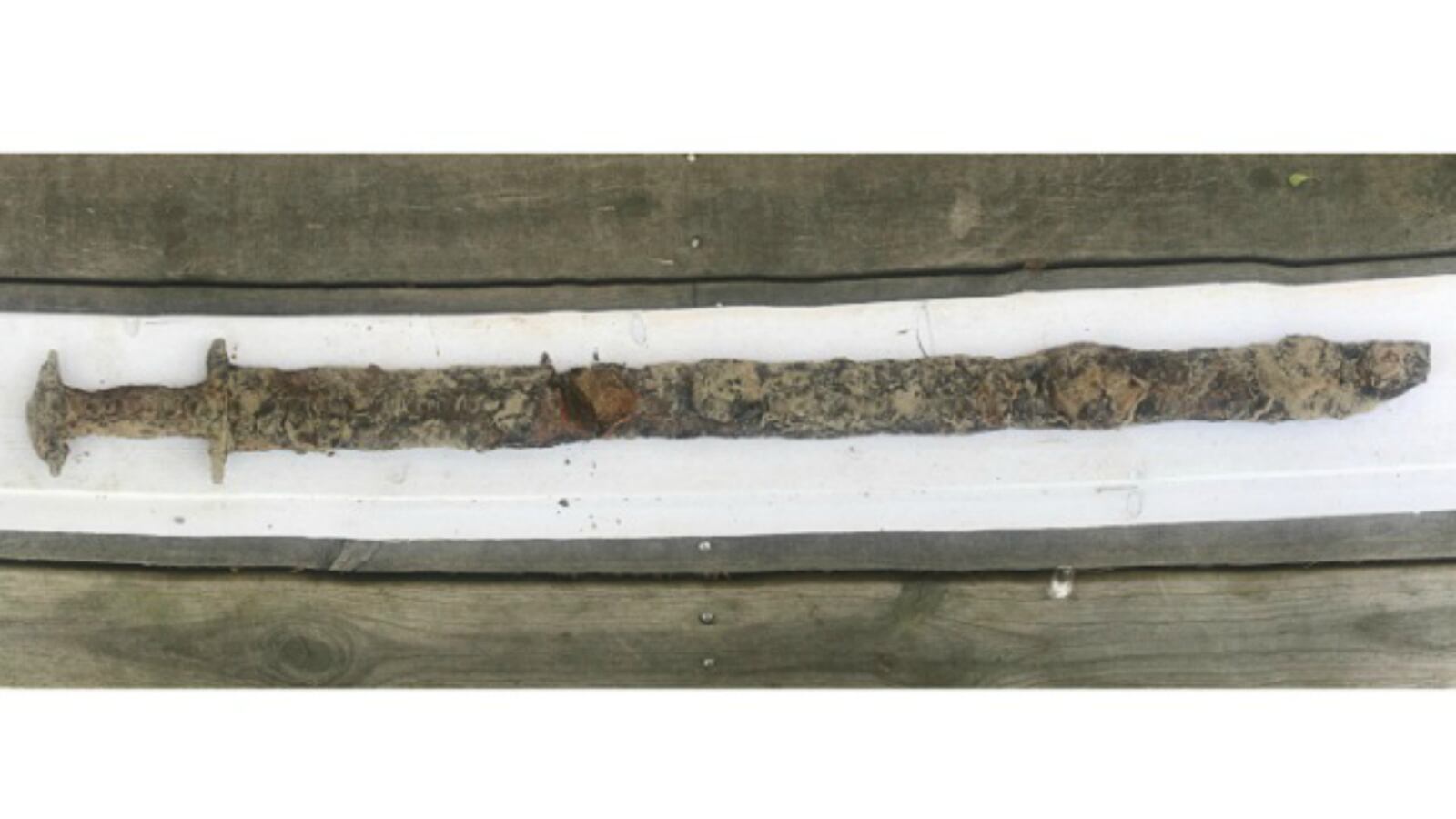 181004-ancient-sword-swedish-lake-cheat_garqqk