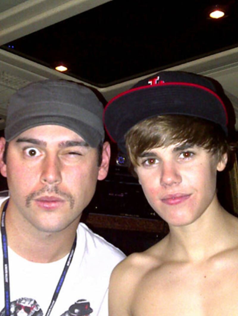 galleries/2010/11/11/celebrity-twit-pics/twitpi1111---bieber_wcohfn