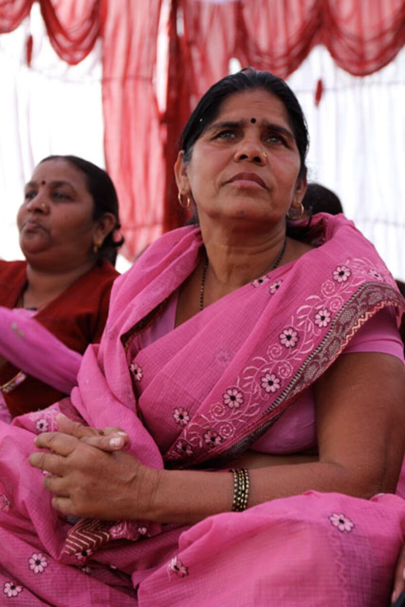 galleries/2011/02/25/india-s-pink-vigilantes/pink-gang-7_ykbnjt