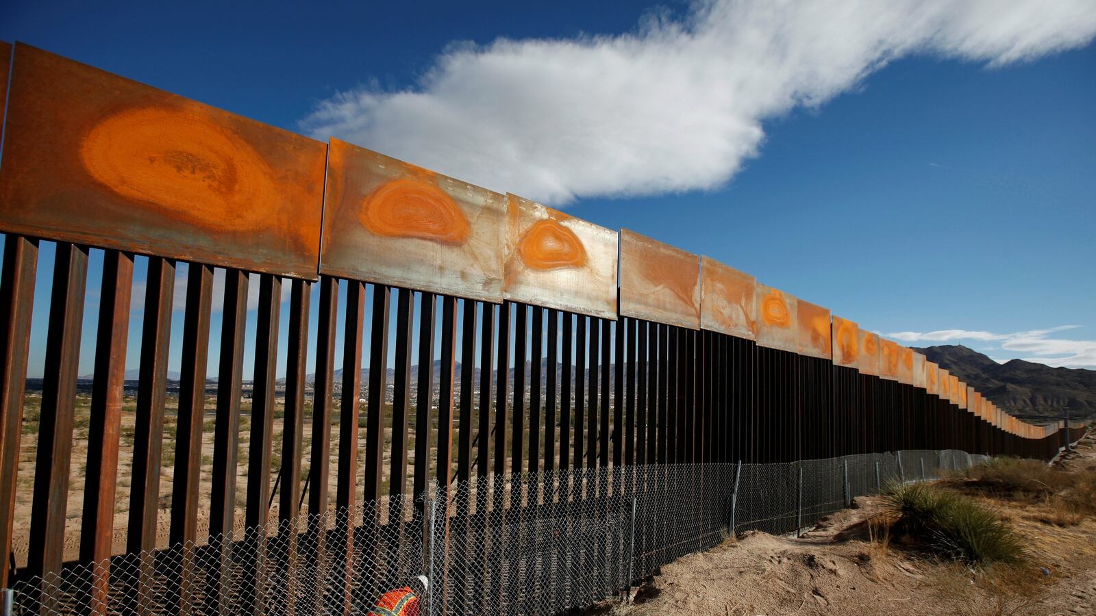 cheats/2017/04/04/trump-wall-bidders-fear-safety-at-site/170404-border-wall-cheat_viugz6