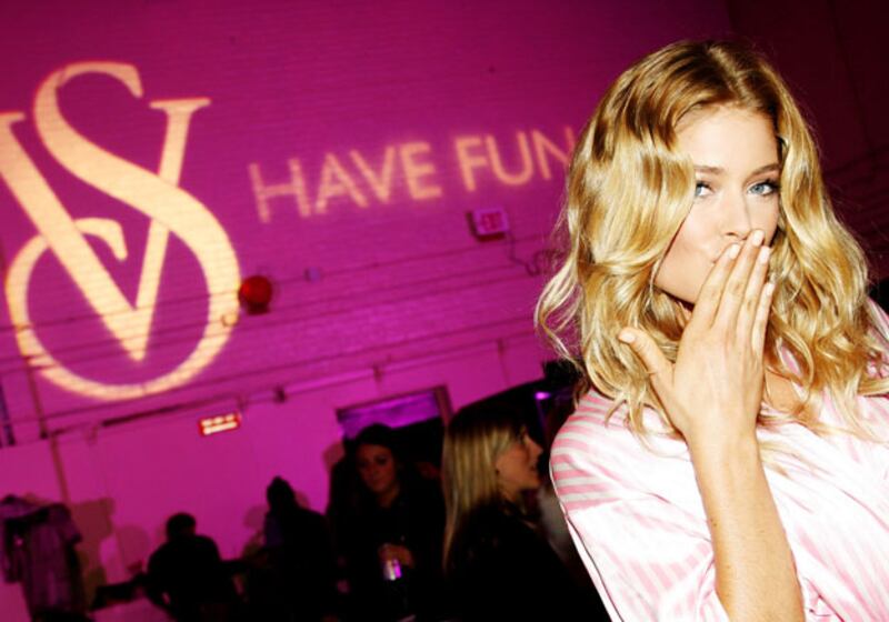 galleries/2009/11/19/victoria-s-secret-fashion-show-2009/victorias-secret-kiss_iwhpti