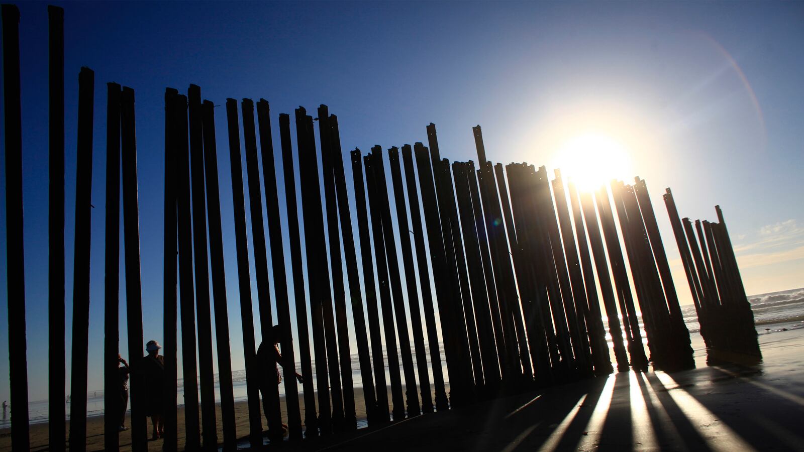 articles/2016/09/17/cartel-watch-a-border-wall-won-t-keep-out-the-cartels/160916-Noel-Cartel-Watch-tease_mvuanc