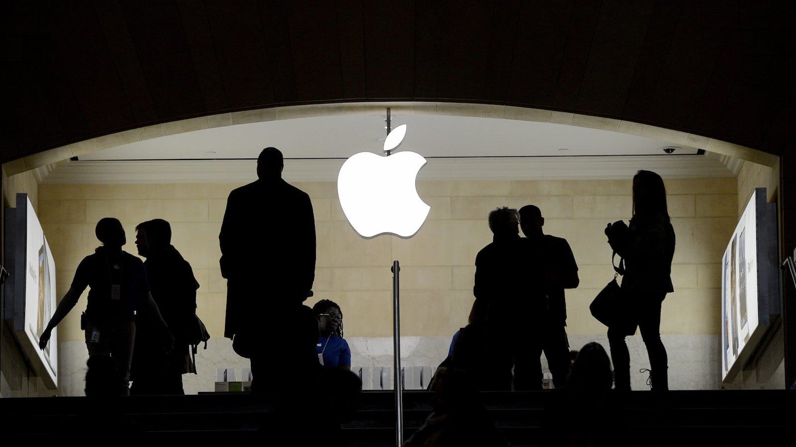 articles/2013/08/03/apple-s-dumb-penny-pinching/130802-gross-wages-apple-tease-embed_uga3xv