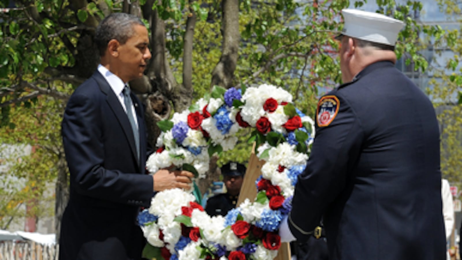 articles/2011/05/05/osama-bin-laden-death-photos-more-updates/obama-gound-zero-gallery_178298_gzaakk