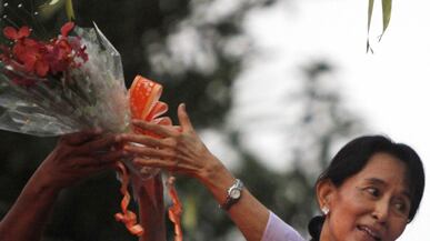 cheats/2010/11/12/crowds-await-suu-kyis-release/aung-san-suu-kyi--1_icvhag