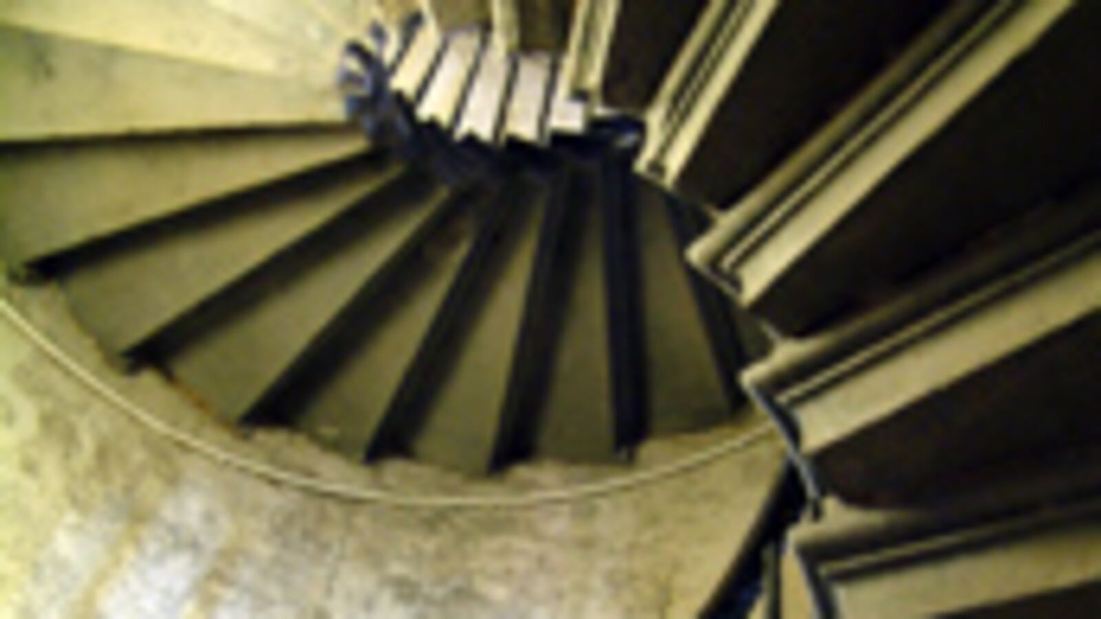 articles/2009/06/10/xeroxing-the-satanic-verses/adiga-excerpt-lighthouse_31218_w9mk8p