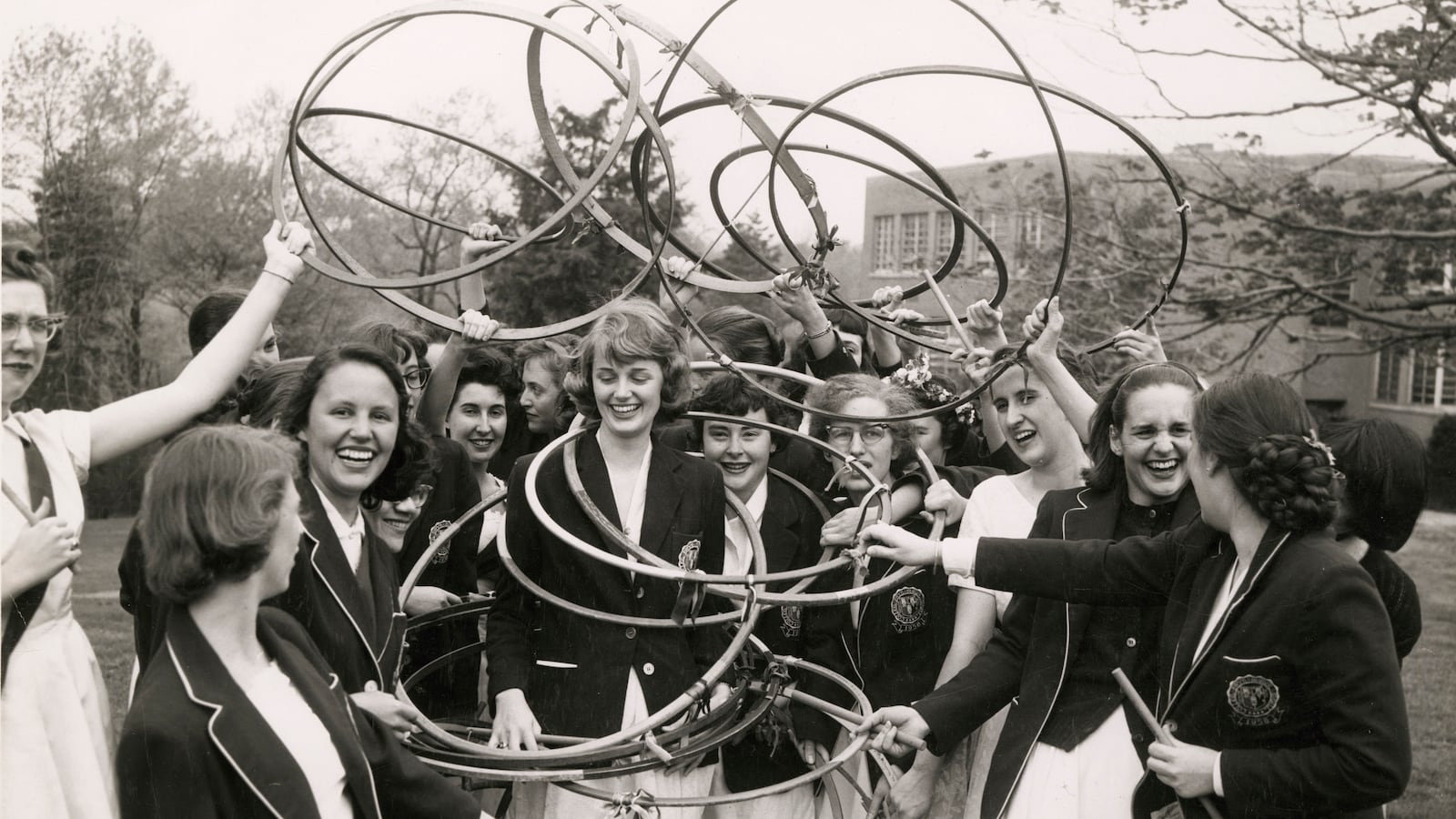 articles/2014/04/07/the-seven-sisters-all-american-preppy-style/140406-seven-sisters-tease_qhx8fh