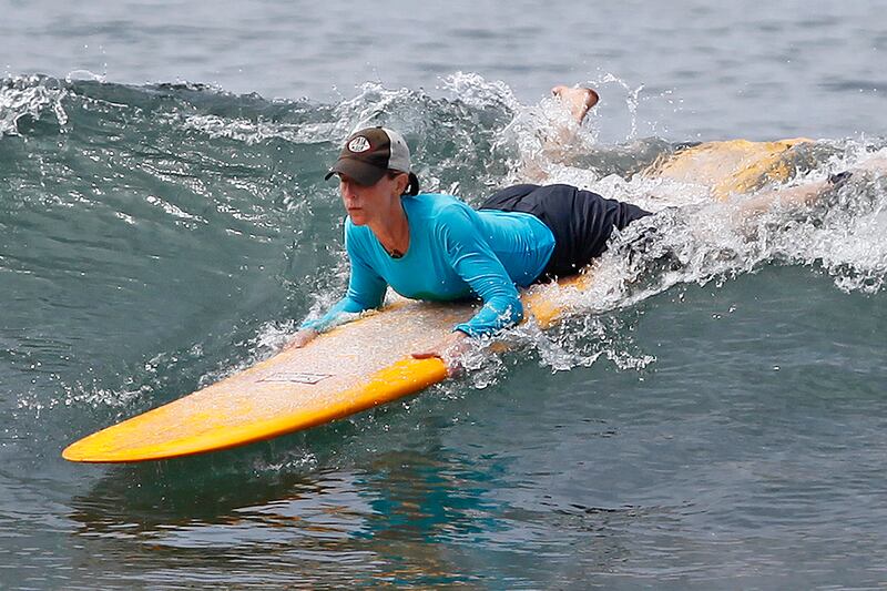 galleries/2011/08/23/surfing-with-the-stars/celebrity-surfing-helen-hunt_en9jal