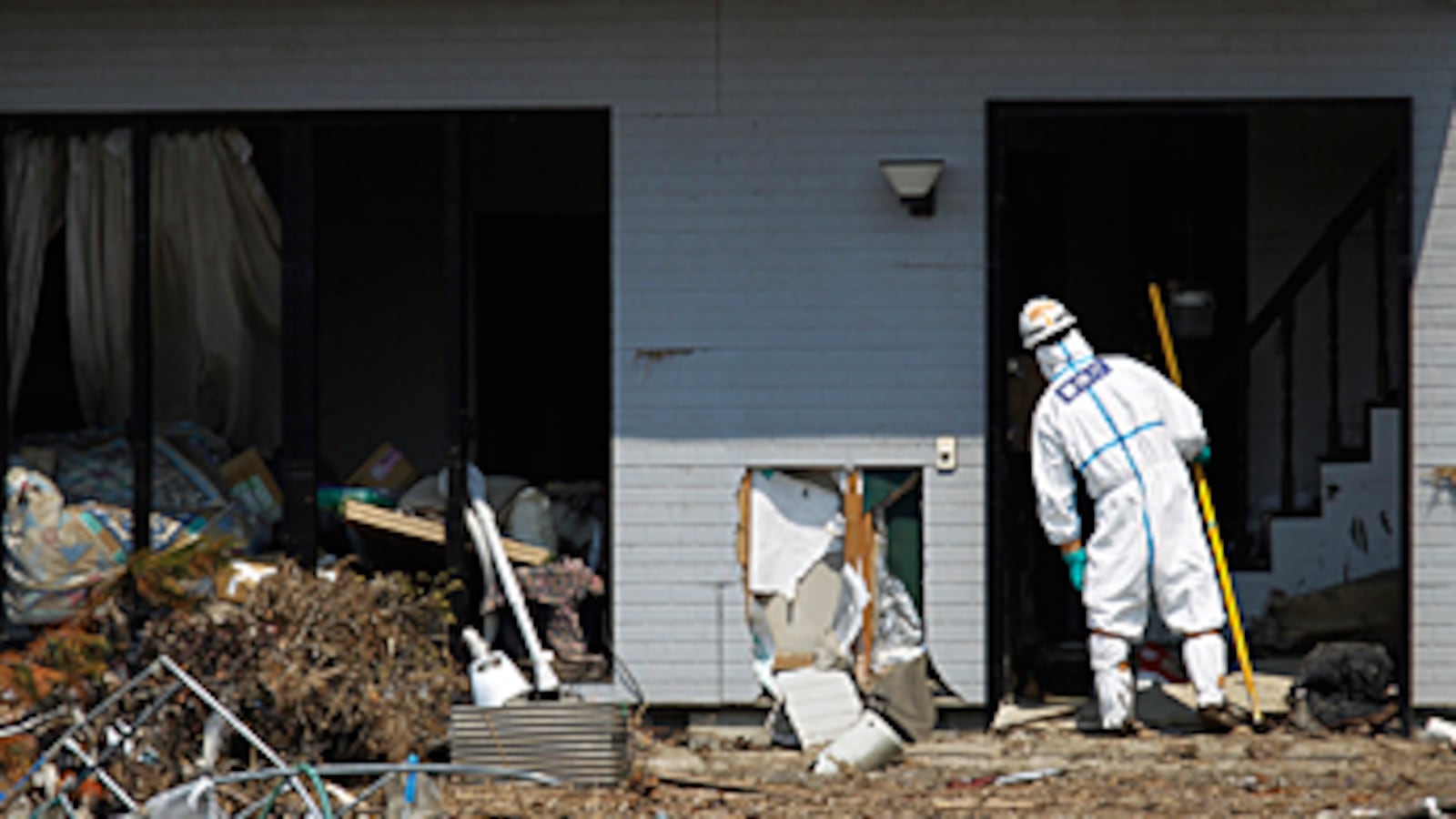 cheats/2011/04/15/japan-order-nuclear-plant-to-pay-evacuees/japan-missing-people_okvnyo