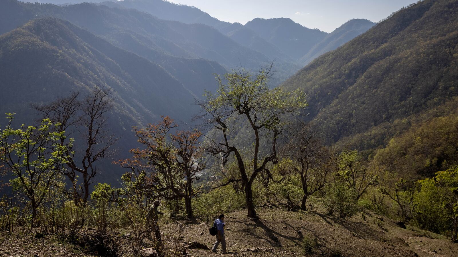 2021-05-26T230105Z_1971704406_RC2ZKN95S90J_RTRMADP_3_HEALTH-CORONAVIRUS-INDIA-POVERTY_nniyjd