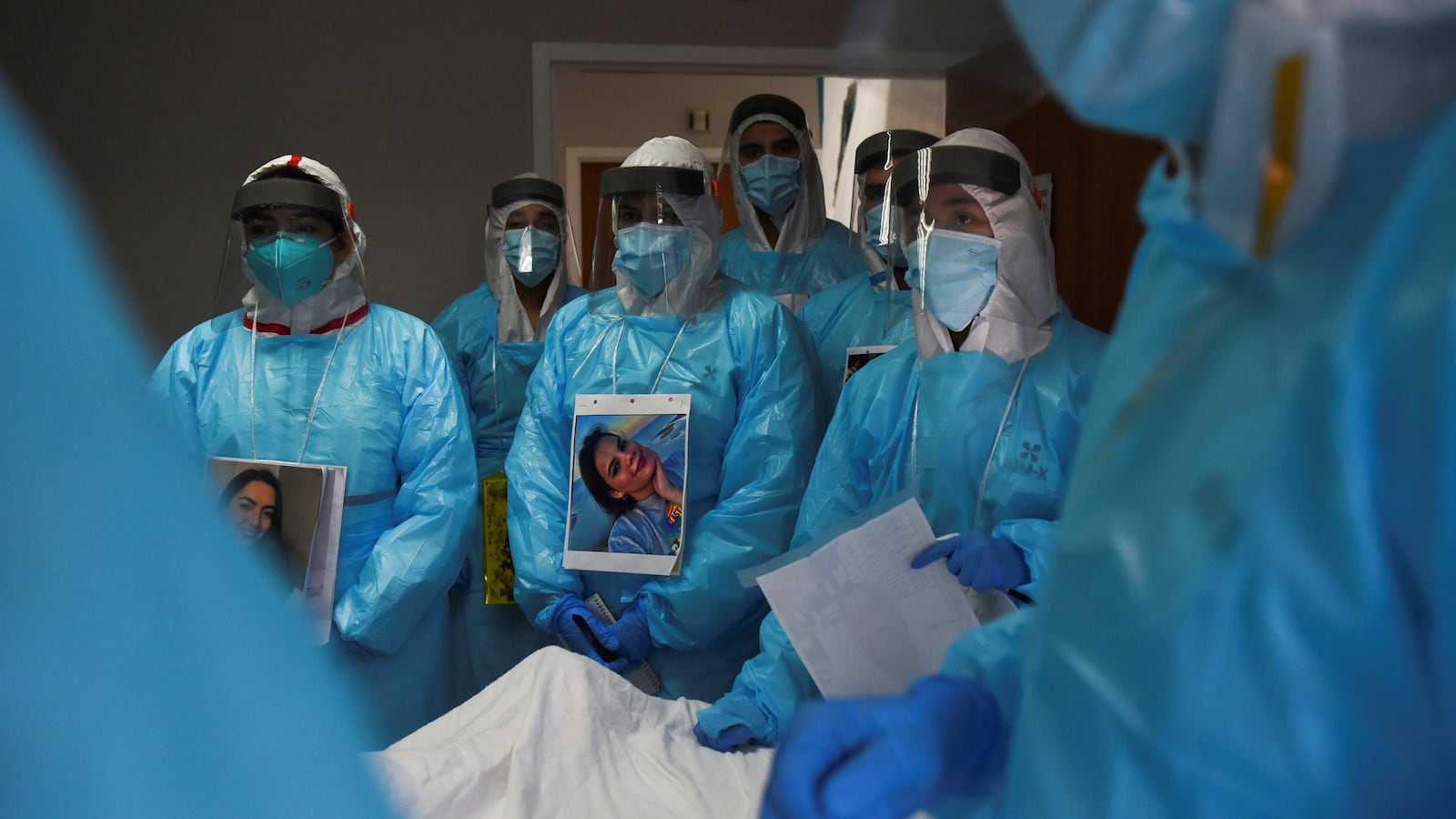 2021-01-04T195030Z_2090231167_RC271L9OKL3B_RTRMADP_3_HEALTH-CORONAVIRUS-USA-TRENDS_fk5zgi