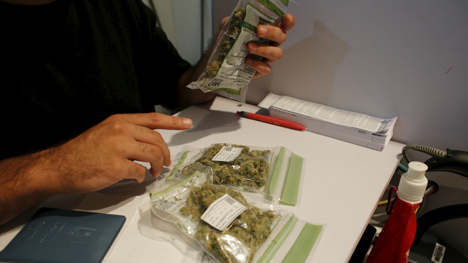 cheats/2016/06/08/kasich-signs-medical-marijuana-bill/160608-ohio-medicalmarijuana-cheat_gtqbao