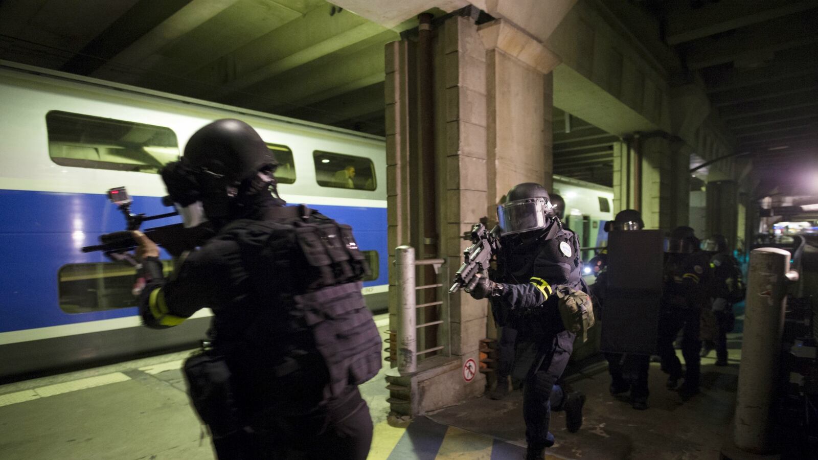 cheats/2016/11/24/report-terrorists-planned-dec-1-attack-on-paris/161124-paris-attack-details-cheat_dkuaxd