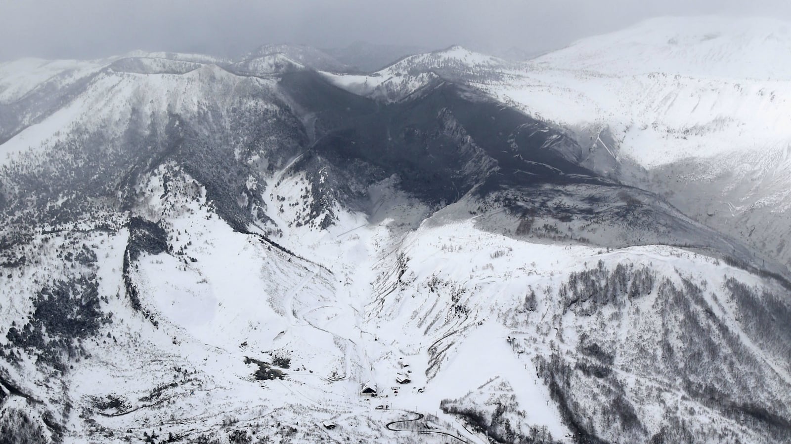 180122-japan-volcanic-eruption-injuries-cheat_byt98f