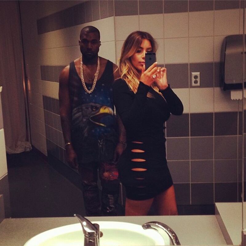 galleries/2013/12/08/kimye-britney-spears-and-the-week-s-best-celebrity-selfies-photos/kanye_wmkunr