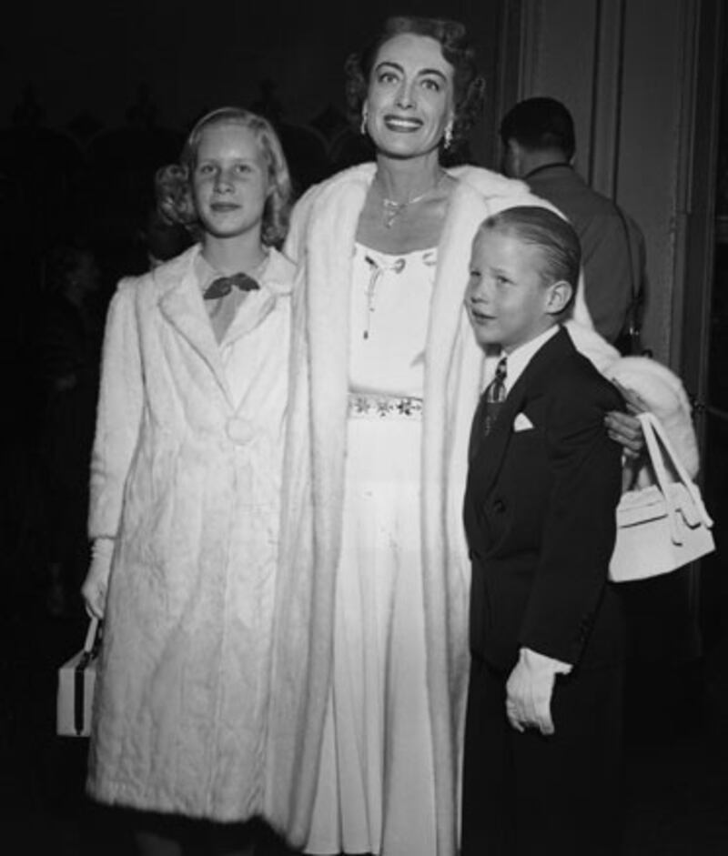 galleries/2009/03/31/celebrity-adoptions/celebrity-adoptions---joan-crawford_rhedwy